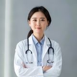 儿科顾问医生林晓薇的专业照片，白大褂温和专业